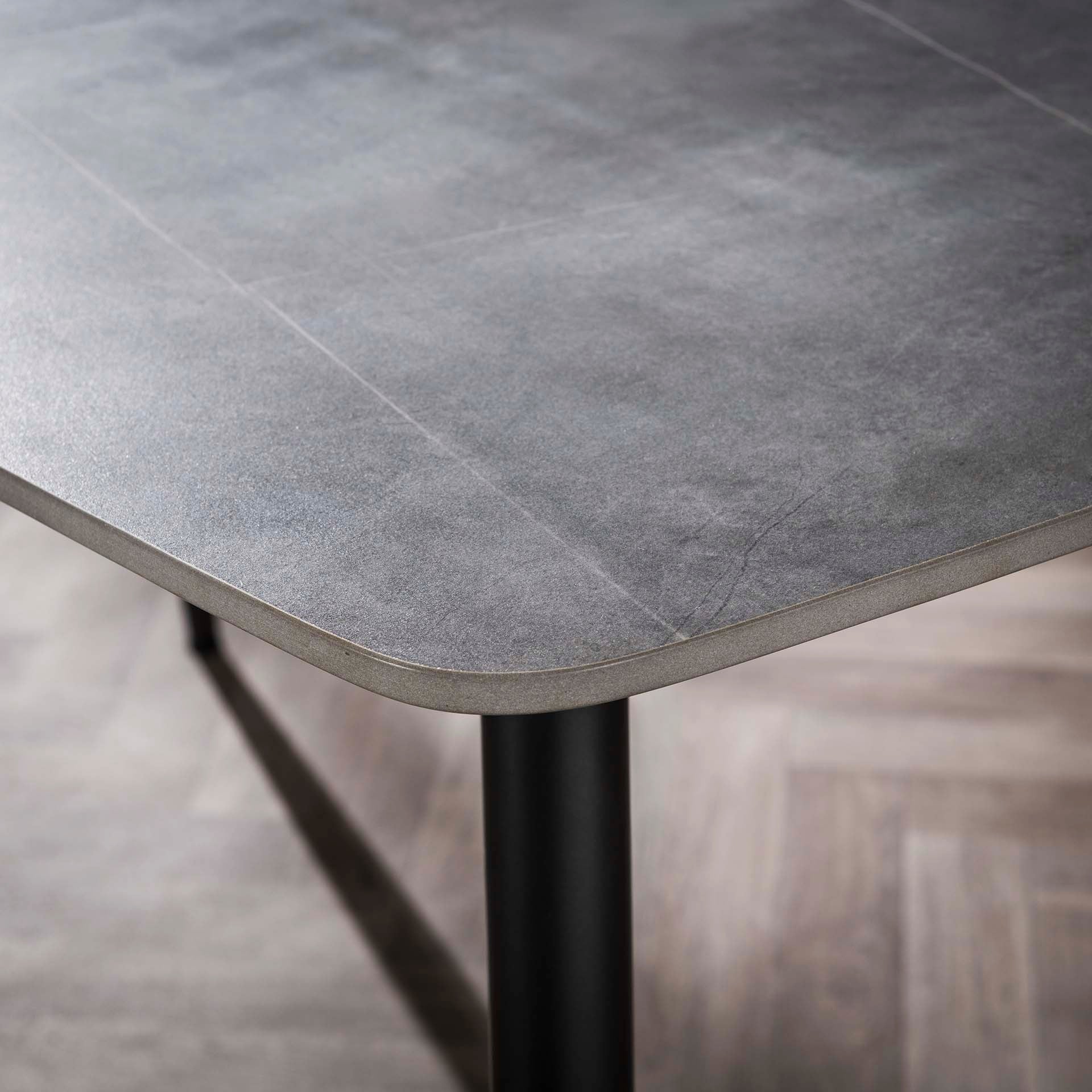 Spisebord med keramisk topplade og metalben